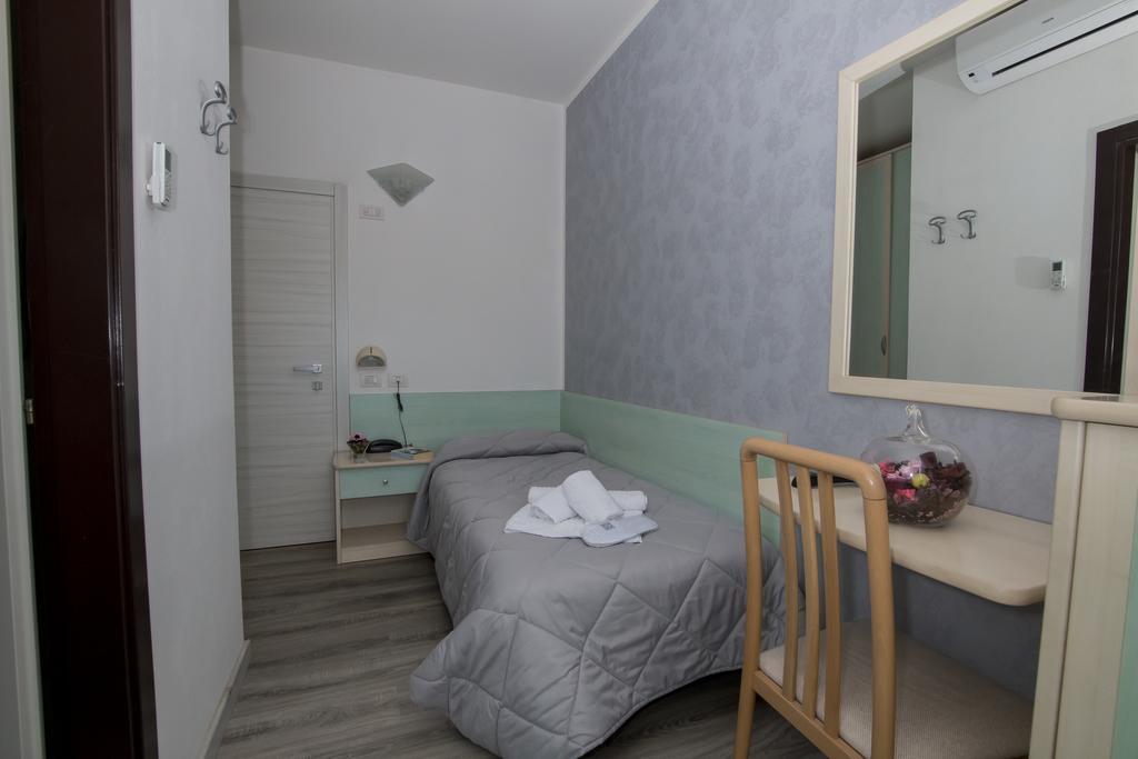 Hotel Zanarini In Centro A Ριτσόνε Δωμάτιο φωτογραφία
