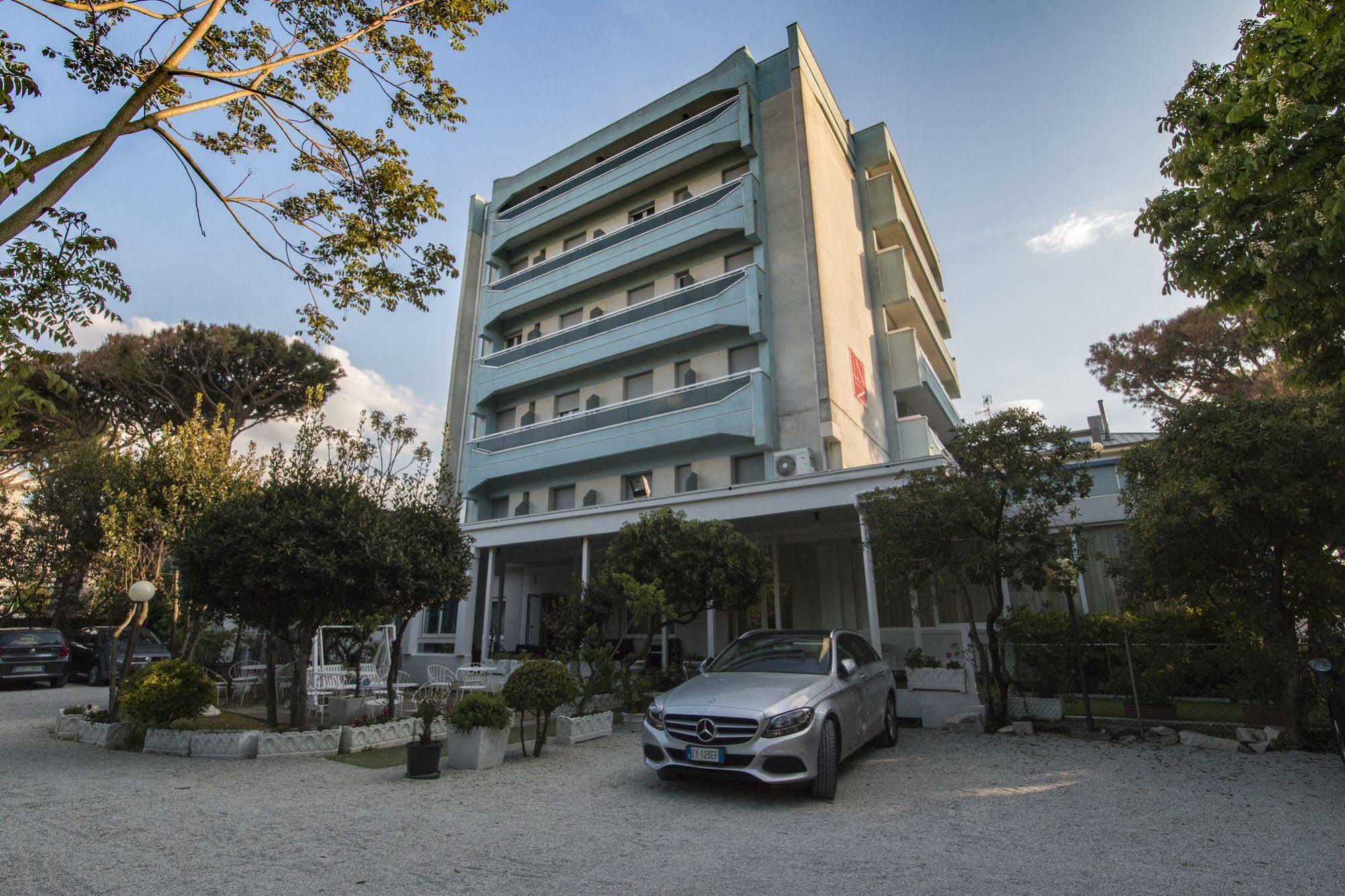 Hotel Zanarini In Centro A Ριτσόνε Εξωτερικό φωτογραφία