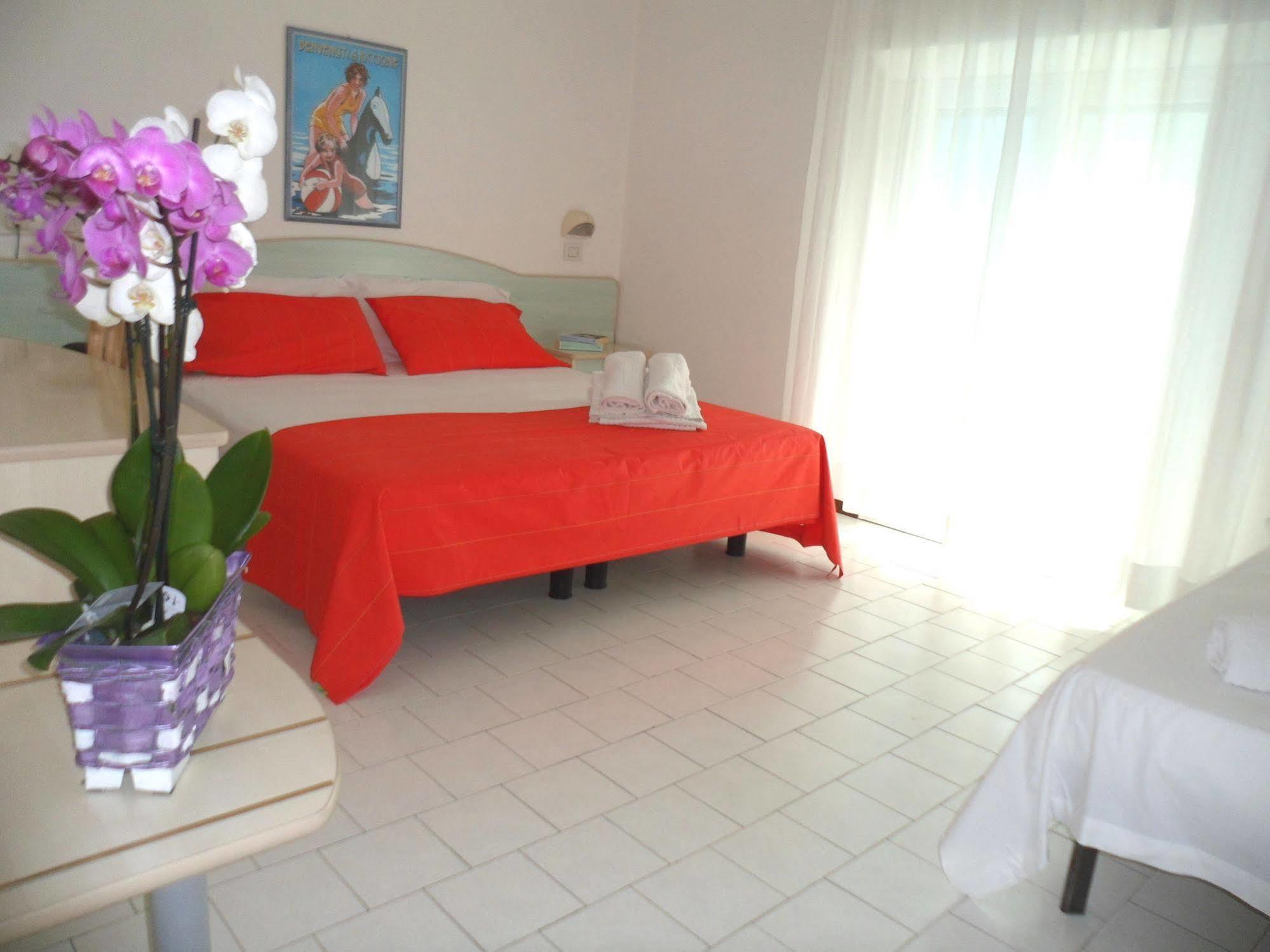 Hotel Zanarini In Centro A Ριτσόνε Εξωτερικό φωτογραφία